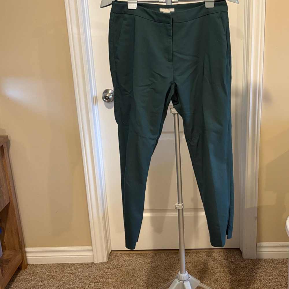 H&M women’s dark green pants. Size 8. 62% cotton. 33% polyester 5 elastin.